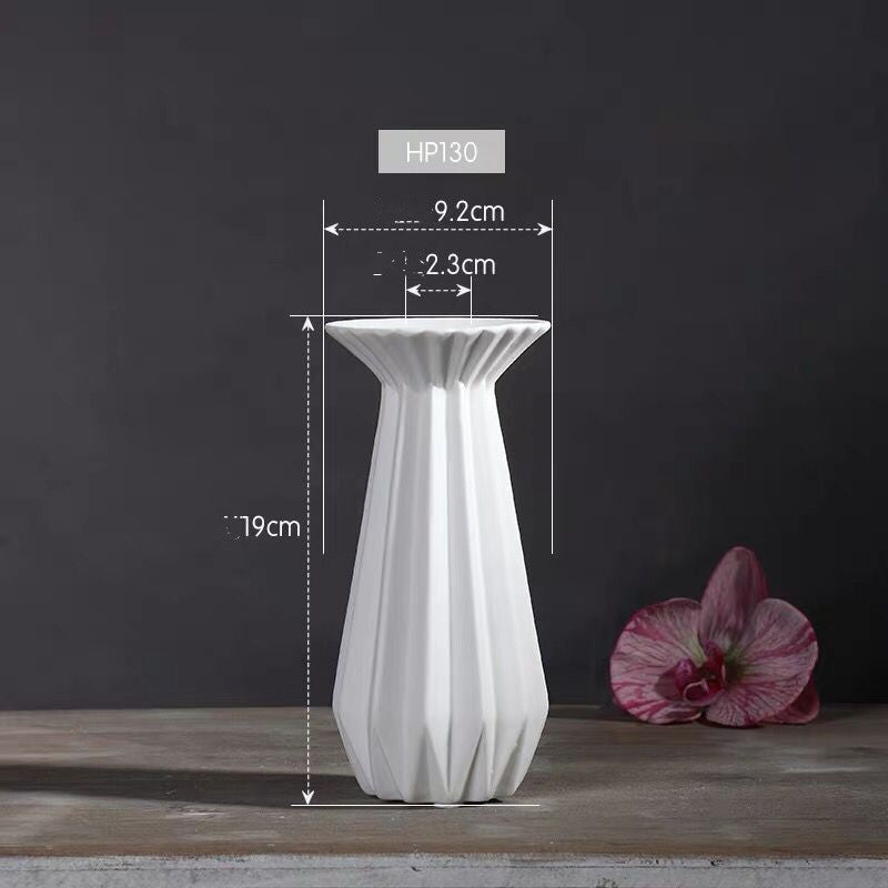 Dimension diagram of the medium white faceted porcelain candle holder showing its height and width